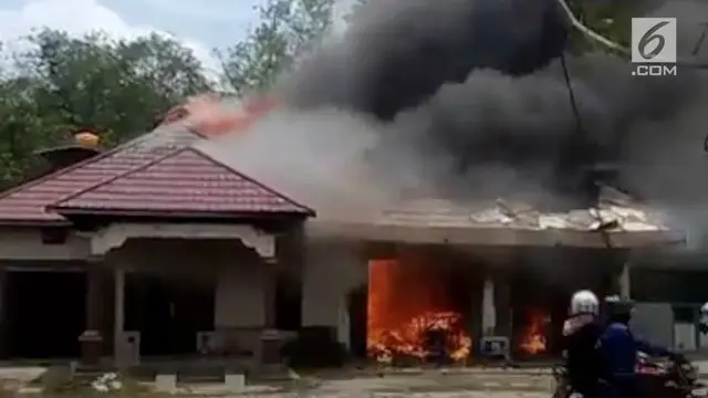 Seorang pria di Desa Jaya Karet, Kalimantan Tengah, nekat membakar rumah dan toko bangunan milik warga. Diduga dendam perselingkuhan menjadi penyebab amarah pria tersebut.