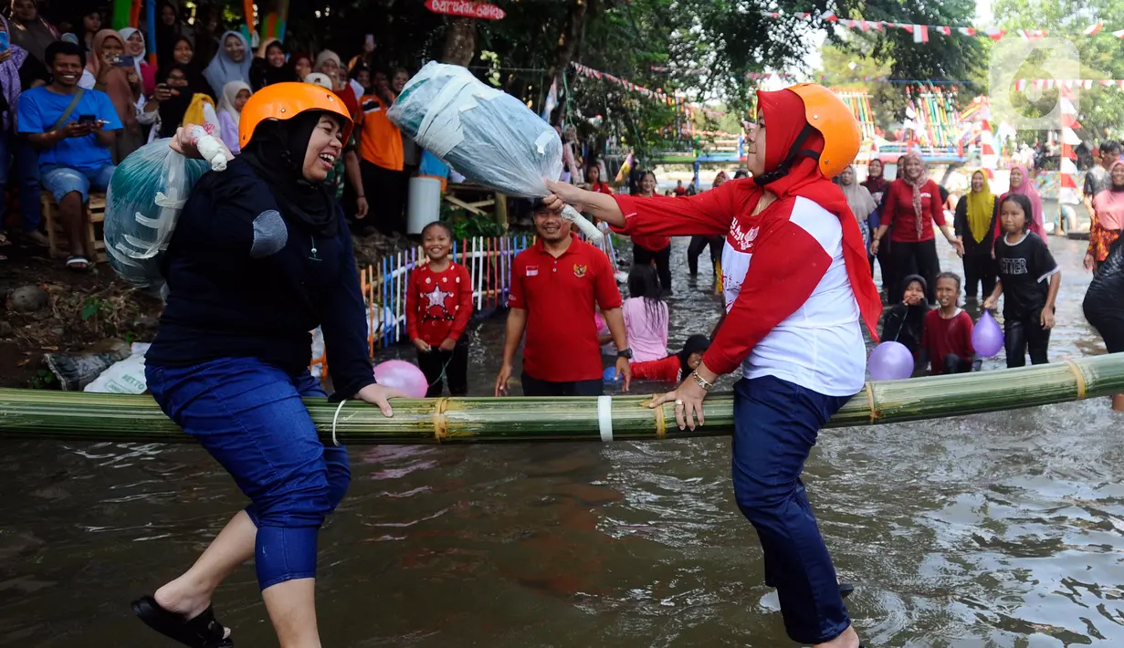 Meski sederhana, permainan gebuk bantal sejatinya memiliki makna dan tujuan, khususnya pada masanya. (merdeka.com/Arie Basuki)