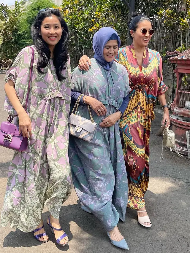 Potret Olivia Zalianty datang ke kondangan bersama sang ibu dan kakak (Instagram/oliviazallianty)