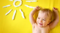 Menggemaskan, Bayi Laki-laki Ini Tiru Gerakan Salat
