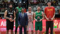 Dari kiri ke kanan: Thoi Smith Milner, Thon Maker, Wael Arakji, Mitch McCarron, dan Zhou Qi terpilih sebagai FIBA Asia Cup 2022 All-Star Five di Istora Senayan, Jakarta, Minggu (24/07/2022). (Bola.com/Bagaskara Lazuardi)