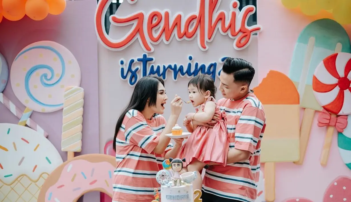 Nella memberikan kue ulang tahun terhadap anak pertamanya yang genap berusia dua tahun. [Instagram/nellakharisma]