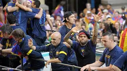 Dani Alves beserta skuat tim Barcelona lainnya bersorak merayakan kemenangan La Liga musim 2012/2013.