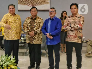Ketum Partai Gerindra sekaligus bacapres, Prabowo Subianto (tengah) bersama Ketum Partai Golkar Airlangga Hartanto (kedua kiri), Ketum PAN Zulkifli Hasan (kedua kanan), Ketum PBB Yusril Ihza Mahendra (kanan) dan Ketum Gelora Anis Matta (kiri) saat melakukan pertemuan di kantor DPP Golkar, Jakarta, Kamis (14/9/2023). (Liputan6.com/Angga Yuniar)