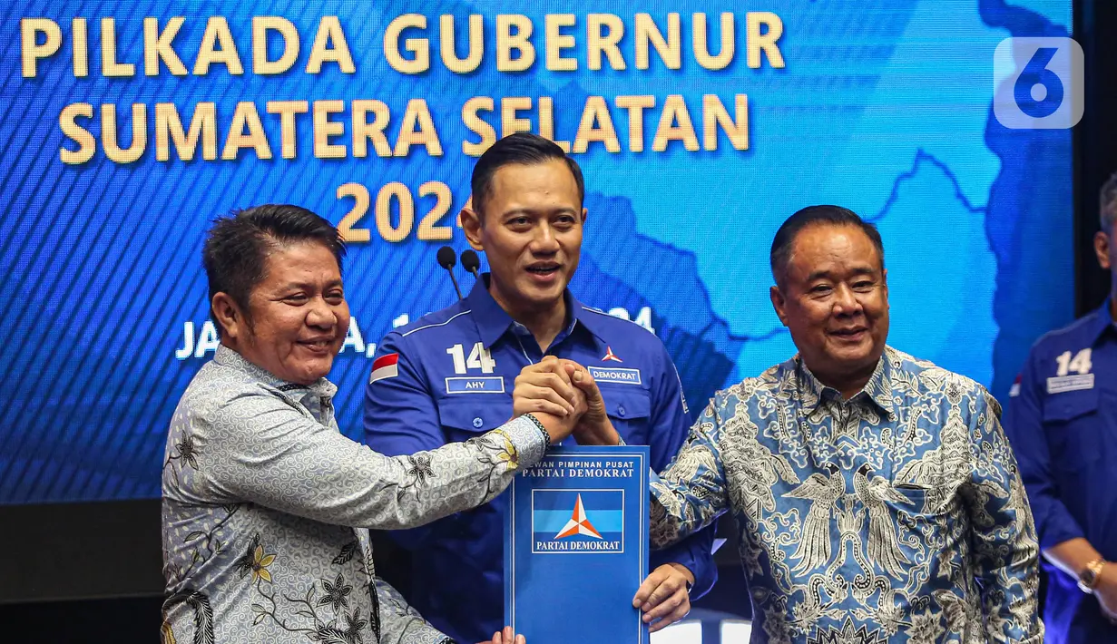 Ketua Umum Partai Demokrat Agus Harimurti Yudhoyono juga memberikan surat rekomendasi Gubernur Sumatera Selatan Herman Deru (kiri) dan mantan Bupati Lahat Cik Ujang untuk maju mencalonkan diri sebagai bakal calon gubernur dan wakil gubernur dalam Pilkada Sumsel 2024. (Liputan6.com/Angga Yuniar)