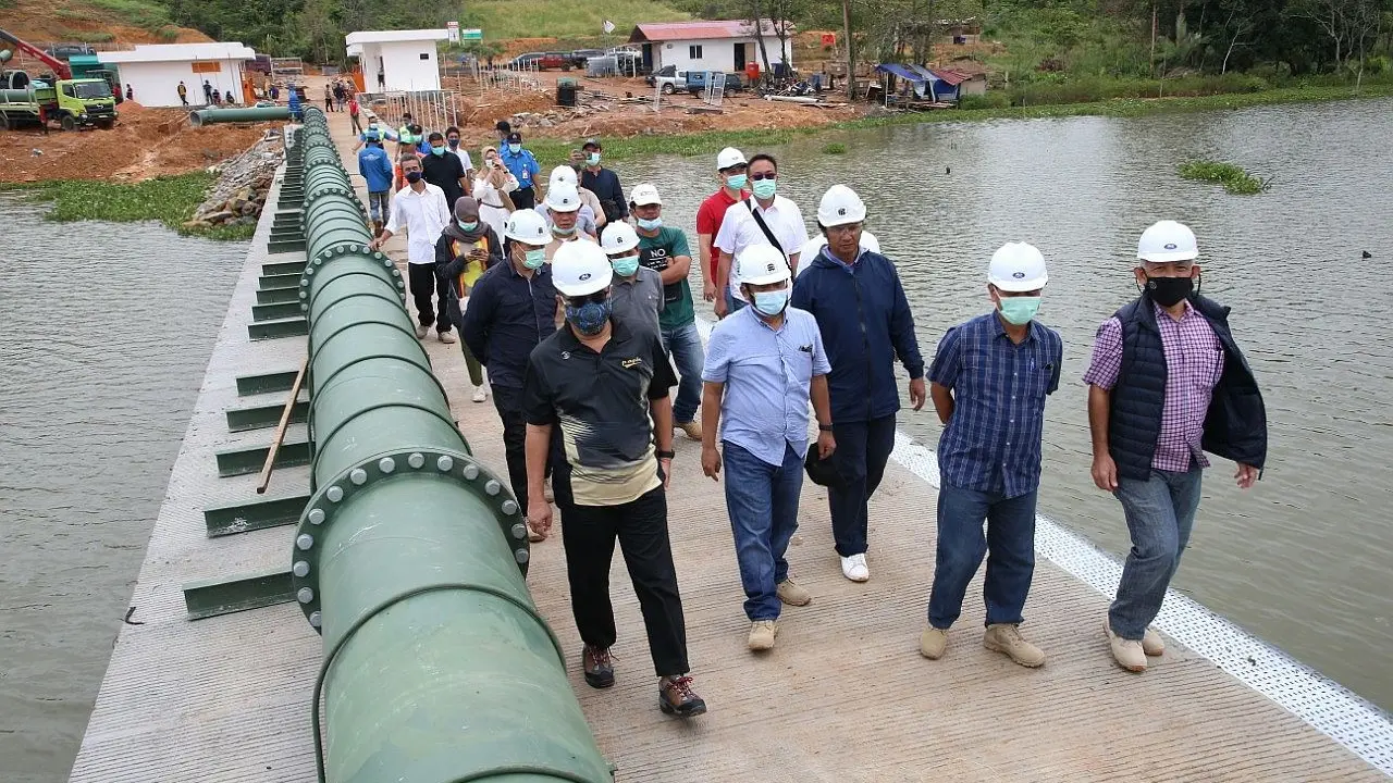 Pelaksana harian (PLH) Kepala BP Batam Purwiyanto meninjau proyek pipa transmisi dari Waduk Tembesi menuju ke Waduk Muka Kuning.
