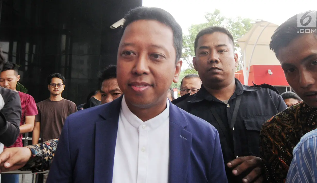 Ketua Umum PPP M Romahurmuziy memenuhi panggilan pemeriksaan penyidik KPK, Jakarta, Kamis (23/8). Sebelumnya, pemeriksaan Romahurmuziy dijadwalkan pada 20 Agustus 2018 lalu namun berhalangan hadir karena berada di luar kota. (Merdeka.com/Dwi Narwoko)