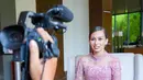 "Aku mau banget bisa main film di Indonesia. Aku mau belajar bagaimana berdialog dengan bahasa Indonesia. Jadi aku tertarik banget punya akting di Indonesia," kata Anna Jobling di hadapan awak media. (Liputan6.com/IG/annajobling).