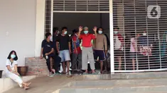 Pasien positif  Orang Tanpa Gejala (OTG) di Rumah Lawan Covid-19 Tangerang Selatan, Jumat (1/1/2021). Sebanyak 113 Pasien OTG  dirawat di rumah melawan Covid-19 di kawasan Tangsel dan enam pasien dinyatakan sembuh dan dipulangkan. (merdeka.com/ Arie Basuki)