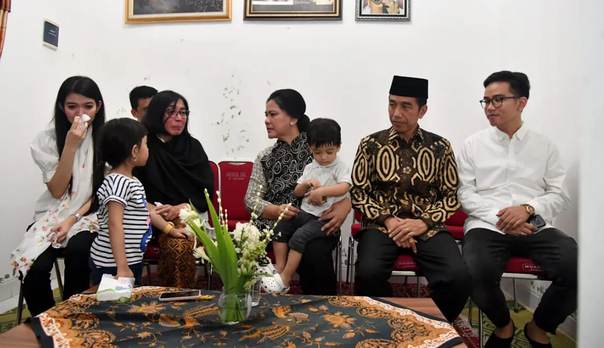 Presiden Jokowi dan Ibu Negara Iriana melayat ke rumah duka besannya, Didit Supriyadi, di Sumber, Solo, Selasa (3/4). Didit  Supriyadi adalah ayah dari Selvy Ananda, atau mertua dari Gibran Rakabuming Raka. (Liputan6.com/Pool/Kris-Biro Pers Setpres)