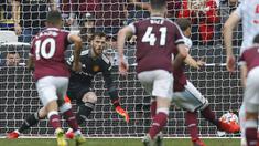 Pekan kelima Liga Inggris 2021/2022 telah usai dan menyisakan aksi-aksi menawan para pemain untuk meraih kemenangan. Aksi David De Gea di masa injury time dalam menepis tendangan penalti Mark Noble menjadi salah satunya. Bagaimana aksi pemain lainnya? (AFP/Ian Kington)