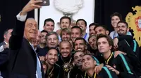 Presiden Portugal Marcelo Rebelo de Sousa berswafoto dengan para pemain dan trofi Piala Dunia Sepak Bola Pantai di Istana Belem di Lisbon, Portugal, pada 3 Desember 2019. (Xinhua/Pedro Fiuza)