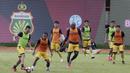 Para pemain Bhayangkara FC tampak fokus saat latihan jelang laga Piala Indonesia 2019 di Stadion PTIK, Jakarta, Kamis (31/1). Bhayangkara FC akan berhadapan dengan PSBL Langsa. (Bola.com/M. Iqbal Ichsan)