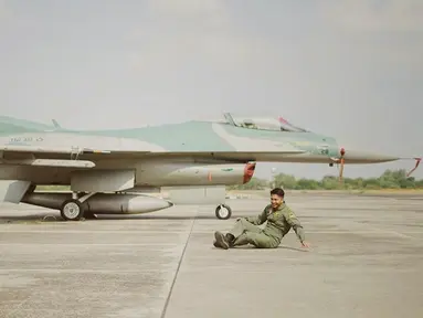 Menjadi pilot tentu bukan pekerjaan mudah. Selain dibutuhkan sekolah khusus, pilot pun mempunyai tanggung jawab besar. Apalagi menjadi pilot pesawat tempur yang tentu tanggung jawabnya lebih besar lagi. Seperti karakter yang seda Deva Mahenra perankan. (Liputan6.com/IG/@devamahenra)