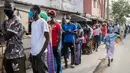Putri Bara Tambedou, Ndyeye Fatou (kanan tengah) antre untuk membeli roti pada bulan suci Ramadan, di Dakar, Senegal, 25 April 2020. Tahun ini, banyak keluarga menjalankan Ramadan di rumah dengan larangan pertemuan publik dan jam malam untuk menekan penyebaran Covid-19. (AP/Sylvain Cherkaoui)