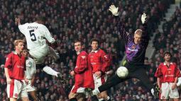 Peter Schmeichel adalah kiper legendaris yang memperkuat MU pada tahun 1991–1999. Pada tahun 2002, Schmeichel kembali ke Manchester tetapi membela si biru. (AFP/PA/John Giles)