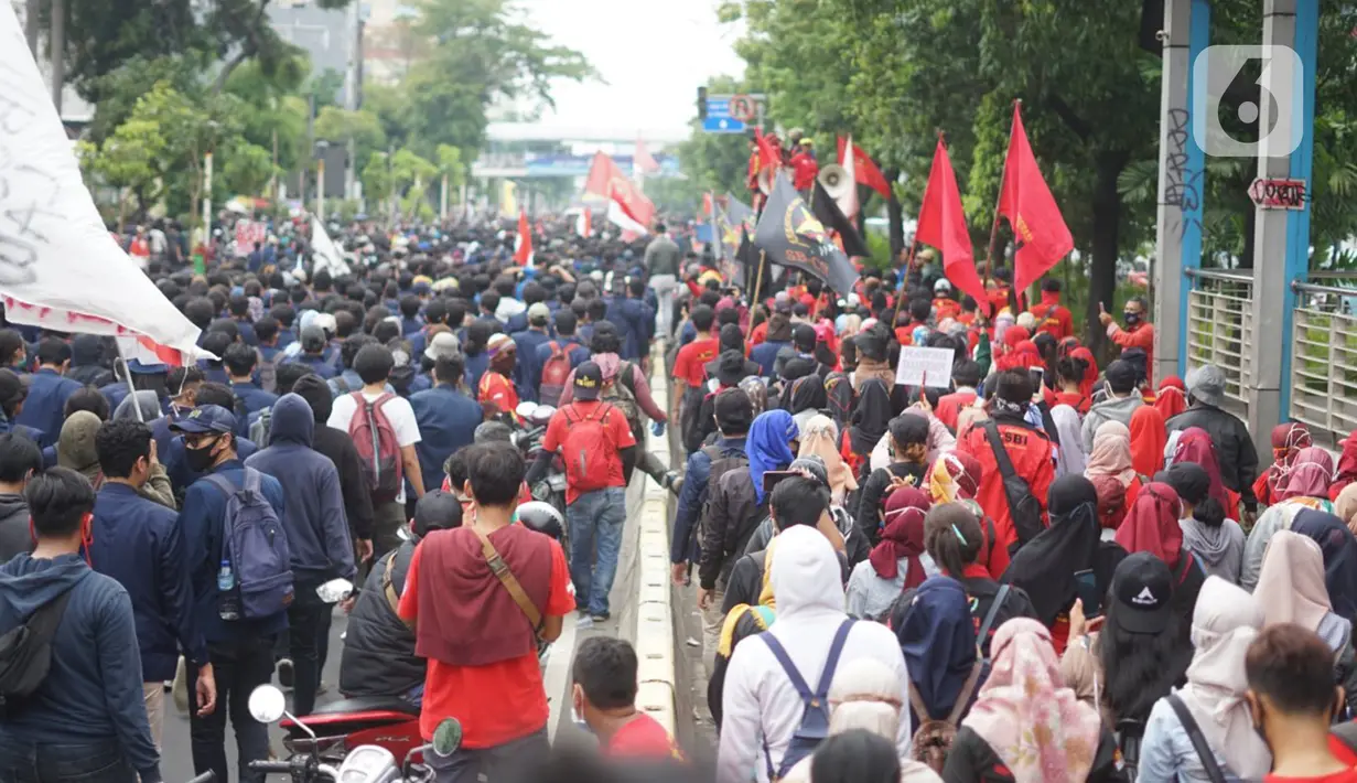 Suasana Jalan Salemba Raya yang dipadati pengunjuk rasa di Jakarta, Kamis (8/10/2020). Banyaknya jumlah pengunjuk rasa yang berjalan menuju Istana Negara menyebabkan Jalan Salemba Raya dari arah Matraman tertutup dan tidak bisa dilalui kendaraan. (Liputan6.com/Immanuel Antonius)