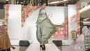 Model berjalan di atas catwalk saat launching hijab Lacelove by Laudya Cynthia Bella di kawasan Sudirman, Jakarta, Selasa (31/10). Bella memamerkan rancangannya sebanyak 22 hijab. (Liputan6.com/Herman Zakharia)