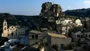Wisatawan berjalan menuju gereja gua Madonna de Idris di Kota Matera, Italia, 19 Oktober 2018. Sejak tahun 1993, kota ini dianggap sebagai salah satu Situs Warisan Dunia oleh UNESCO. (Filippo MONTEFORTE/AFP)