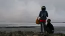 Wisatawan mengamati semburan lumpur Lapindo di Sidoarjo, Jawa Timur, 11 Oktober 2015. Beberapa tahun silam, Porong didera bencana, namun kini kawasan tersebut justru menjadi objek wisata tak biasa. (REUTERS/Beawiharta)