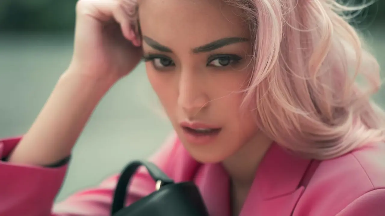 Gaya Jessica Iskandar Dengan Rambut Warna Pink. (Sumber: Instagram/inijedar)