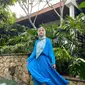 Cut Syifa mengenakan gamis warna biru laut dan celana bahan longgar putih. (dok. Instagram @cutsyifaa/https://www.instagram.com/p/CY8NjZ_h12z/?utm_source=ig_web_copy_link/Rusmia Nely)