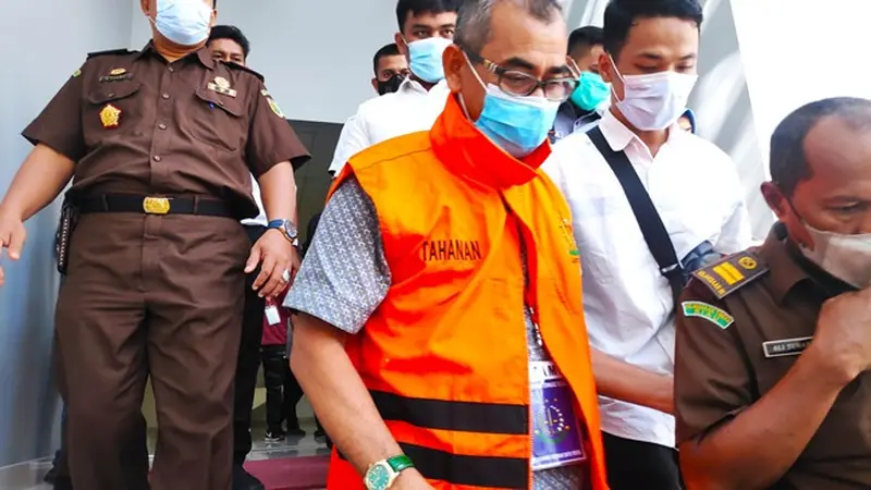Mantan Bupati Kuansing Mursini saat digiring petugas Kejati Riau karena menjadi tersangka korupsi.