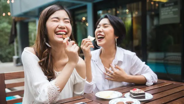 tertawa bahagia teman