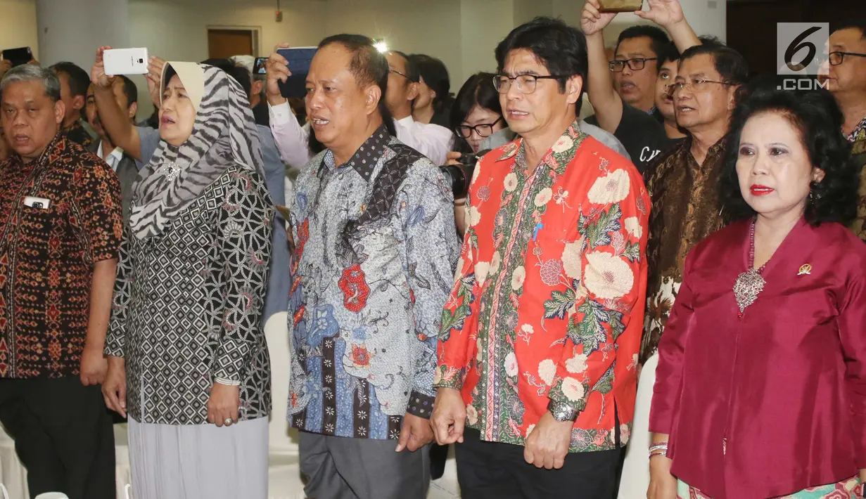 Menteri Ristek Dikti, Muhammad Nasir bersama hadirin menyanyikan lagu Indonesia Raya saat deklarasi kebangsaan melawan radikalisme di UKI, Jakarta, Selasa (19/9). (Liputan6.com/Angga Yuniar)