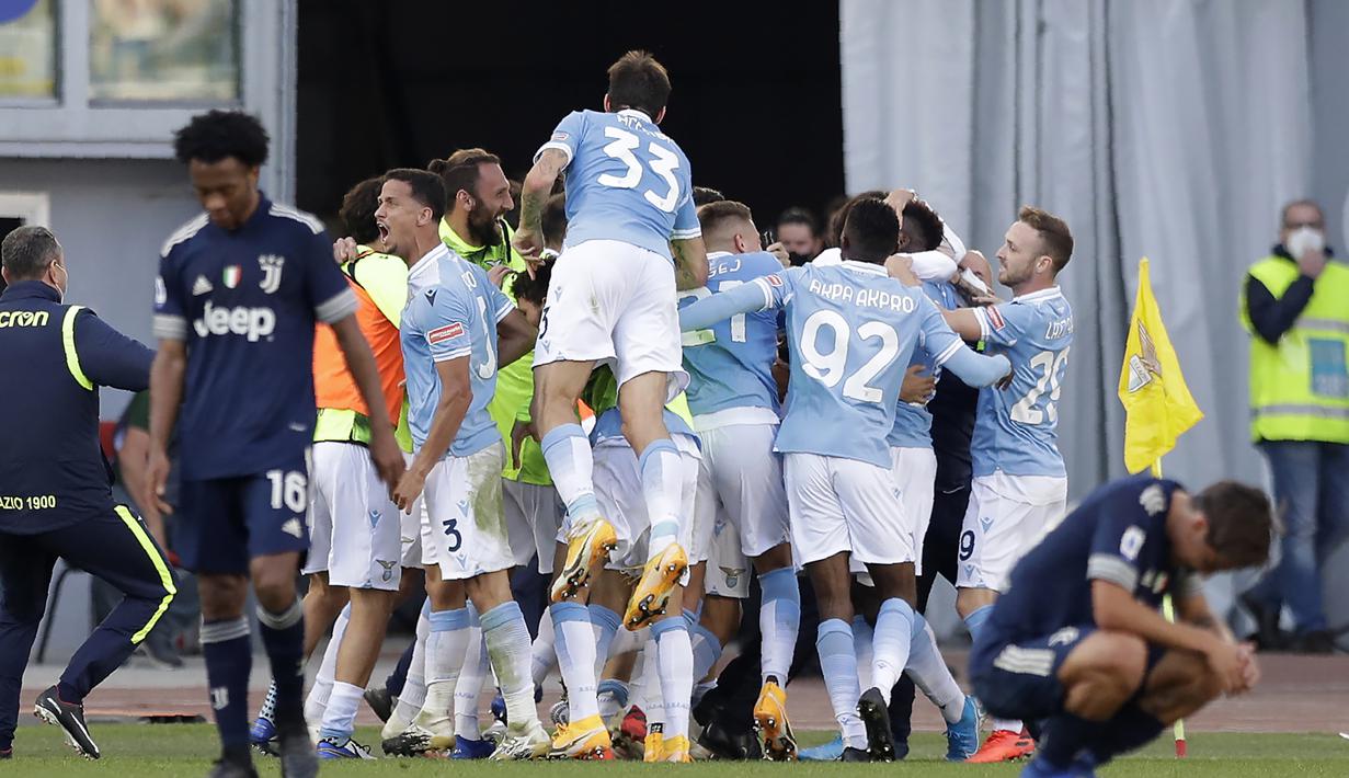 Para pemain Lazio merayakan gol yang dibuat Felipe Caicedo di masa injury time saat menghadapi Juventus dalam lanjutan Liga Italia Serie A di Stadion Olimpico, Roma, Minggu (8/11/2020). Lazio bermain imbang 1-1 dengan Juventus. (AP Photo/Andrew Medichini).