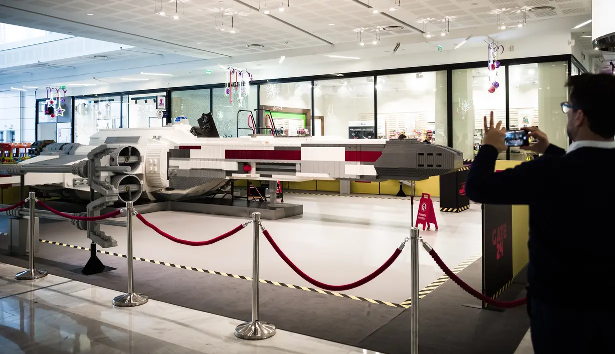 Pesawat ruang angkasa "Star Wars X-Wing" skala penuh dari balok lego ditampilkan di pusat perbelanjaan pinggiran kota Paris, 12 Desember 2018. Pesawat yang terbuat lebih dari satu juta balok Lego itu untuk memeriahkan perayaan Natal. (Philippe LOPEZ/AFP)