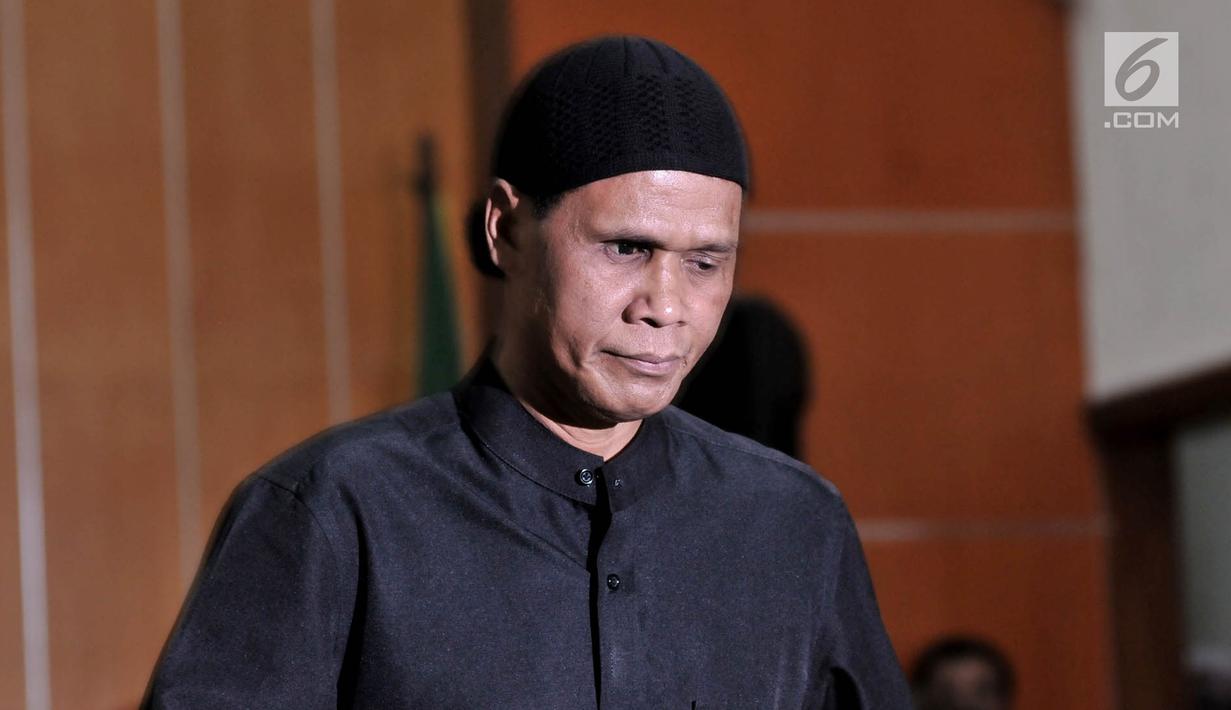 Ekspresi terdakwa Hercules Rosario Marshal usai menjalani sidang vonis di PN Jakarta Barat, Rabu (27/3). Majelis Hakim PN Barat memvonis Hercules 8 bulan penjara terkait kasus penguasaan lahan milik PT Nila Alam. (merdeka.com/Iqbal S. Nugroho)