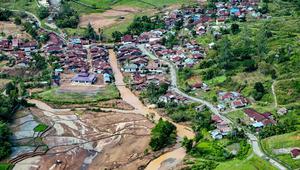 Kepala Dinas Komunikasi dan Informatika (Diskominfo) Bener Meriah, Ilham Abdi, menyebutkan pada Kamis 4 Desember 2025, terdapat 29 orang meninggal dunia. Tampak dalam foto, kawasan permukiman terlihat pascabanjir bandang di Kabupaten Bener Meriah, Provinsi Aceh, pada Kamis 4 Desember 2025. (CHAIDEER MAHYUDDIN/AFP)