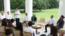 Presiden Joko Widodo berbincang dengan para pelaku bisnis industri kopi Tanah Air saat Ngopi Sore di Istana Bogor, Jawa Barat, Minggu (1/10). Acara Ngopi Sore ini untuk mendorong dan memotivasi pebisnis kopi. (Liputan6.com/Angga Yuniar)