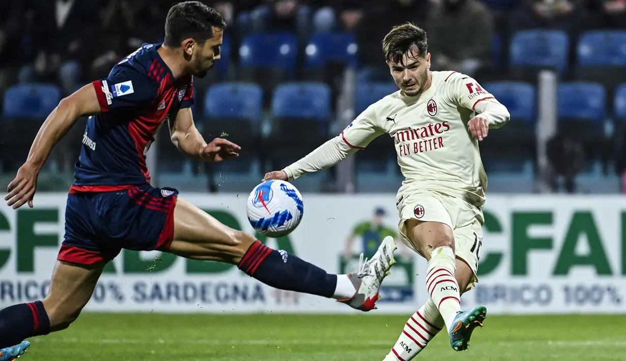 Brahim Diaz (kanan). Dari kelimanya, gelandang asal Spanyol berusia 22 tahun yang dipinjam dari Real Madrid sejak awal musim 2020/2021 dengan biaya 200 ribu euro ini menjadi penampil terbanyak di Serie A musim 2021/2022. Total tampil dalam 31 laga, ia mampu mencetak 3 gol dan 3 assist. Masih menyisakan 1 musim lagi di AC Milan sebagai pemain pinjaman, nasibnya belum jelas saat masa peminjamannya berakhir nanti. Real Madrid ternyata memasang harga tinggi atas niatan AC Milan mempermanenkannya. Sementara jika ia kembali ke Santiago Bernabue, belum ada jaminan ia akan tampil reguler. (AFP/Alberto Pizzoli)