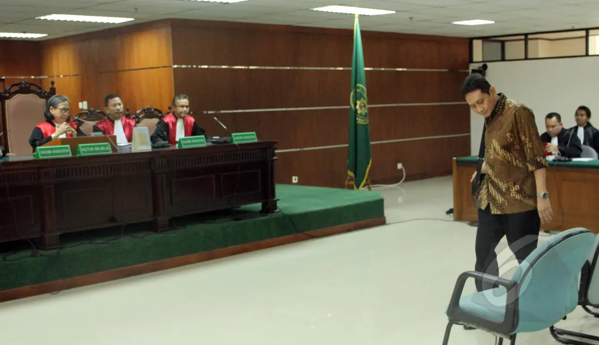 Terdakwa kasus dugaan korupsi pengadaan bus Transjakarta 2012-2013, Udar Pristono saat tiba diruangan Pengadilan Tipikor, Jakarta, Senin (25/5/2015). Sidang ditunda sepekan karena Udar Pristono sakit. (Liputan6.com/Helmi Afandi)
