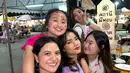 <p>Para sahabat yang hadir juga tampak mengenakan kostum bertuliskan Barbie. Gritte bersama Marsha Aruan, Gisel dan Fuji. [Instagram/gritteagathaa]</p>