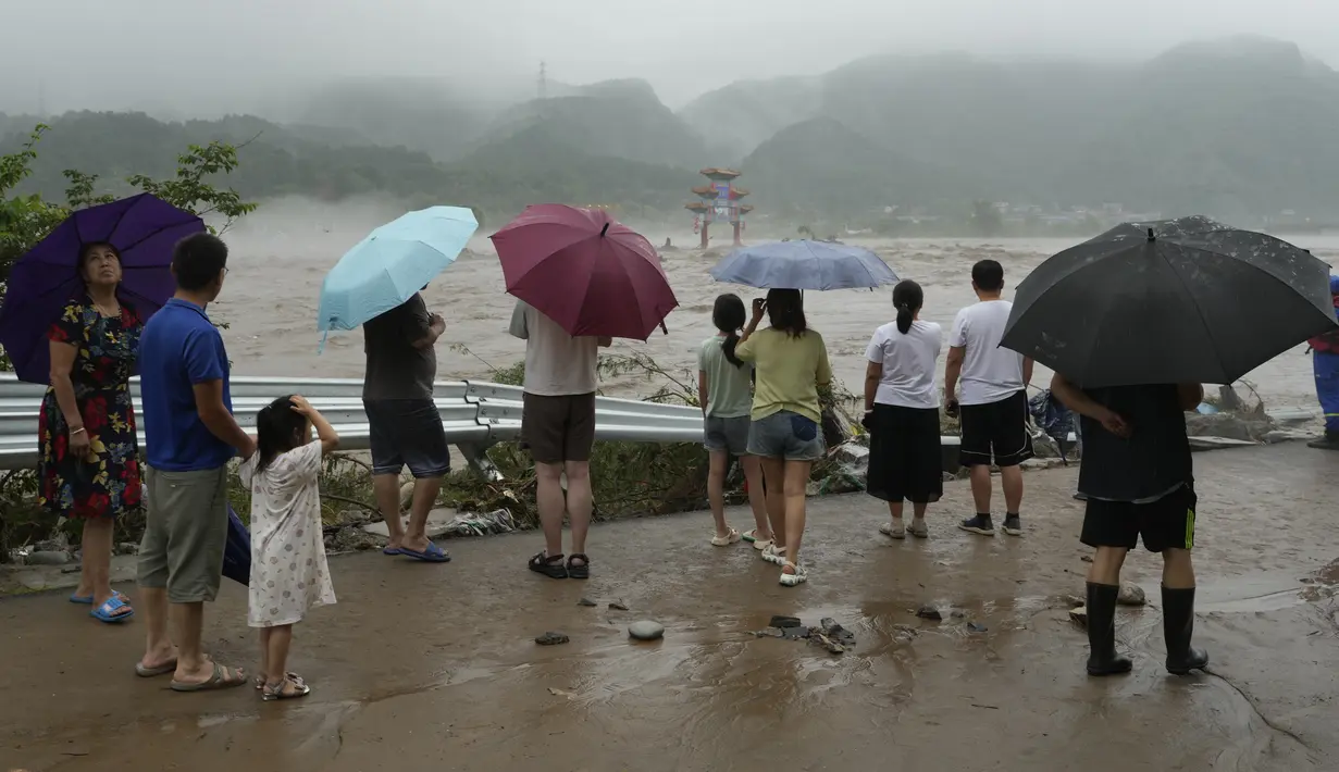 Banjir di daerah lain di China utara yang jarang mengalami hujan dalam jumlah besar telah menyebabkan sejumlah kematian. (AP Photo/Ng Han Guan)