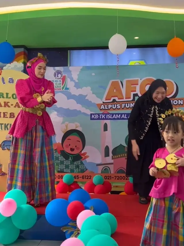 Momen Zaskia Menyemangati anaknya di Panggung (sumber : Instagram/@zaskia_gotix)