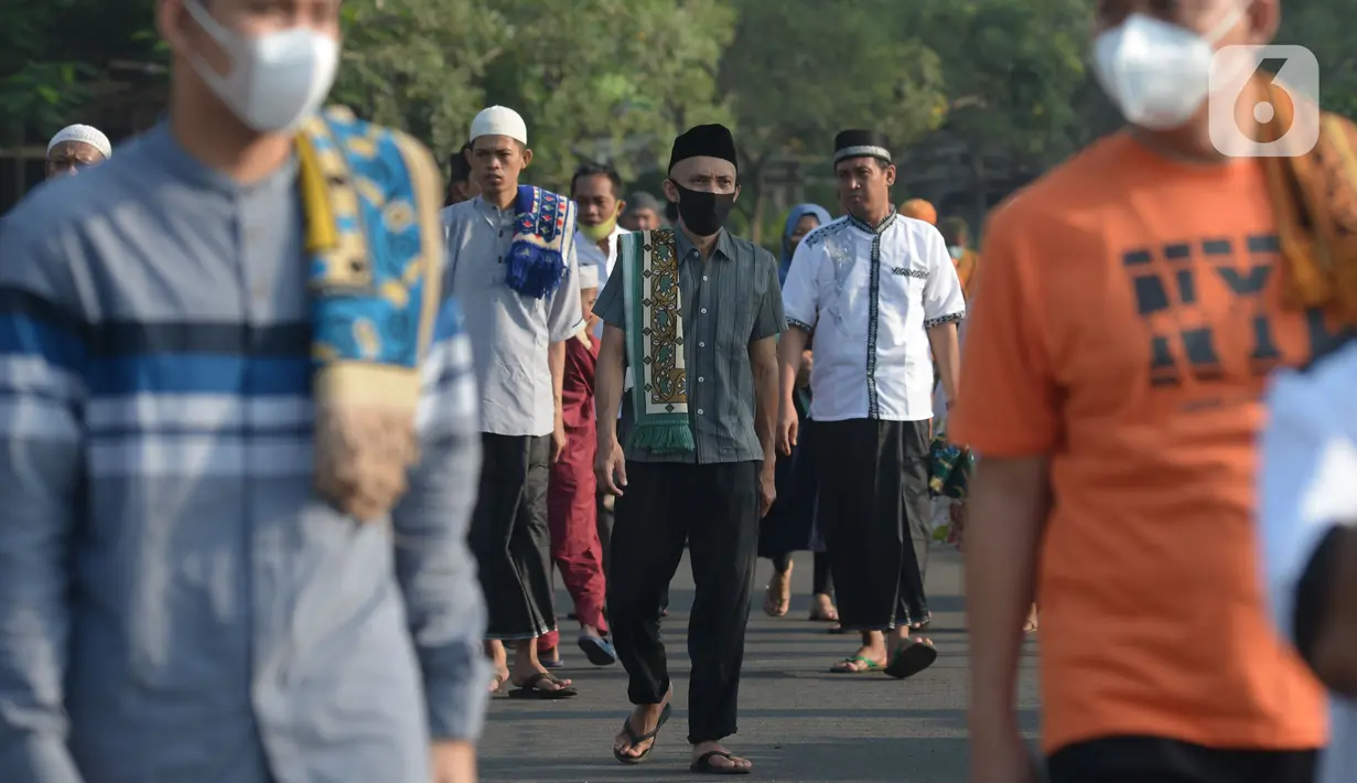Umat Muslim usai sholat Idul Fitri 1442 H di masjid Raya Al Arif, Jalan Stasiun Senen, Jakarta, Kamis (13/5/2021). Seluruh umat muslim serentak melaksanakan salat Ied di sejumlah masjid dan jalan terbuka dengan menerapkan protokol kesehatan. (merdeka.com/Imam Buhori)