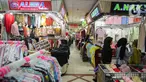 Pengunjung memilih pakaian di pusat perbelanjaan Blok A Tanah Abang, Jakarta,  Selasa (9/5/2023). Menteri Keuangan Sri Mulyani yakin ekonomi Indonesia akan tumbuh mencapai 5,3 persen pada 2023 ditopang oleh berbagai faktor. (Liputan6.com/Faizal Fanani)