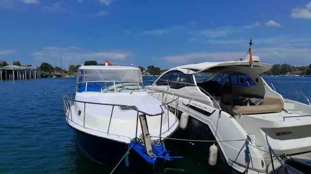 Azimuth Atlantis (kanan), kapal mewah Pemprov Sulawesi Tenggara senilai Rp9,9 miliar dalam pusaran kasus korupsi.