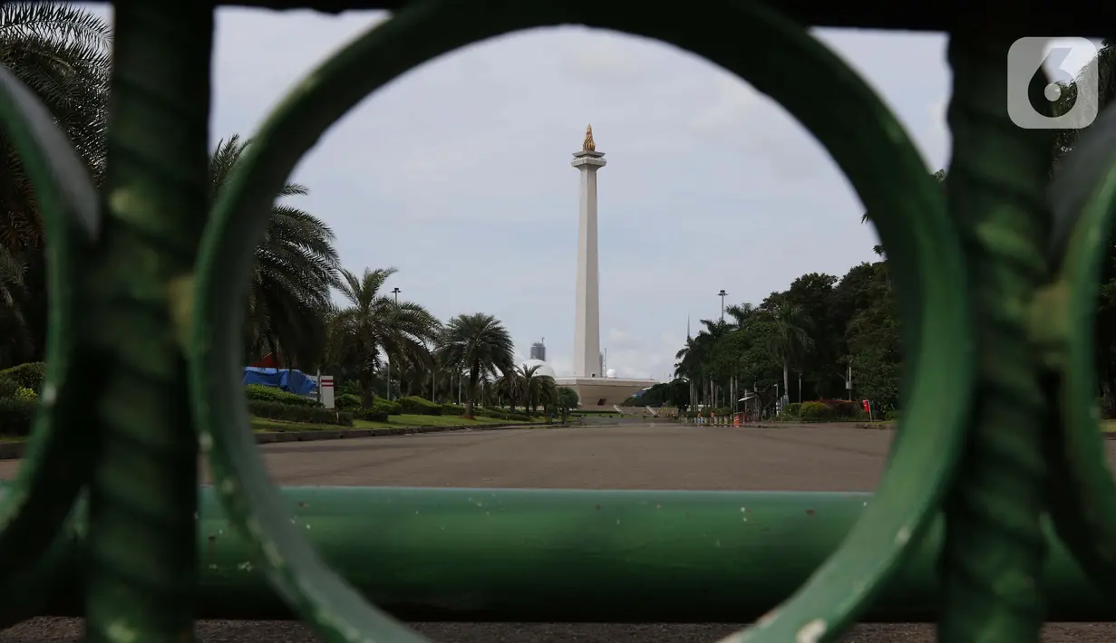 Suasana kawasan Monumen Nasional, Jakarta, Selasa (24/3/2020). Pemerintah Provinsi DKI Jakarta menutup semua Ruang Terbuka Hijau terhitung sejak 14 Maret 2020 hingga 14 hari ke depan sebagai antisipasi merebaknya virus Corona Covid-19. (Liputan6.com/Helmi Fithriansyah)