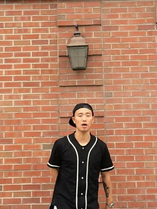 “Aku masih membentuknya, lantaran aku harus melakukan sesuatu untuk menyanggah tulang belakangku yang melengkung,” tulis Kim Jong Kook dalam unggahan fotonya tersebut. (Instagram/kjk76)