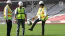 Menteri Keuangan Sri Mulyani Indrawati menendang bola saat menjajal rumput Stadion Utama Gelora Bung Karno di Senayan, Jakarta, Kamis (23/11). Kedatangan Sri Mulyani untuk meninjau venue yang akan digunakan Asian Games 2018. (Liputan6.com/Angga yuniar)