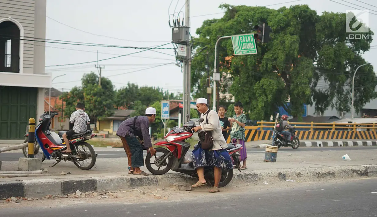Sejumlah pengendara berusaha memutar balik dengan menerobos separator di Jalan Raya Pantura, Palimanan, Cirebon, Jawa Barat, Jumat (7/6/2019). Ditutupnya sejumlah jalur putar balik menyebabkan warga nekat menerobos separator untuk memersingkat waktu tempuh. (Liputan6.com/Immanuel Antonius)