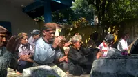 Doa atau bekten di makam leluhur rutin dilakukan oleh masyarakat pelestari adat Kalikudi, Cilacap. (Liputan6.com/Muhamad Ridlo)