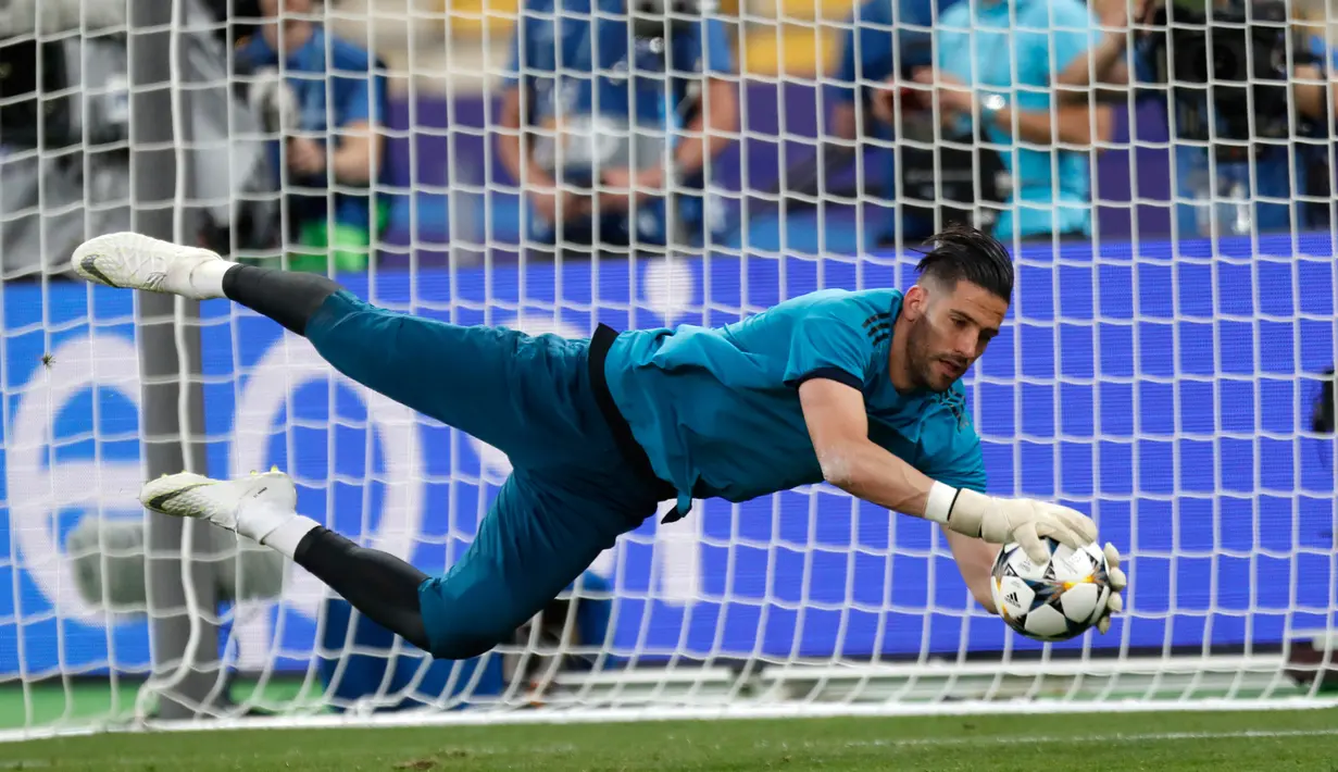 Kiper Real Madrid Kiko Casilla melakukan sesi latihan menjelang final Liga Champions di NSC Olimpiyskiy Stadium, Kiev, Jumat (25/5). Final Liga Champions akan mempertemukan raksasa Spanyol, Real Madrid melawan wakil Inggris, Liverpool. (AP/Pavel Golovkin)