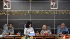 Pemerhati sepakbola Mahfud MD (kiri) dan pelatih Rahmad Darmawan (kanan) menemui Komisoner Komnas HAM Siane Indriani di kantor Komnas HAM, Jakarta, Kamis (13/8/2015). Pertemuan tersebut terkait pembekuan PSSI oleh Kemenpora. (Liputan6.com/Helmi Afandi)
