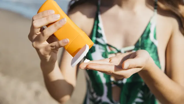 Ilustrasi memakai sunscreen/freepik.com/EyeEm